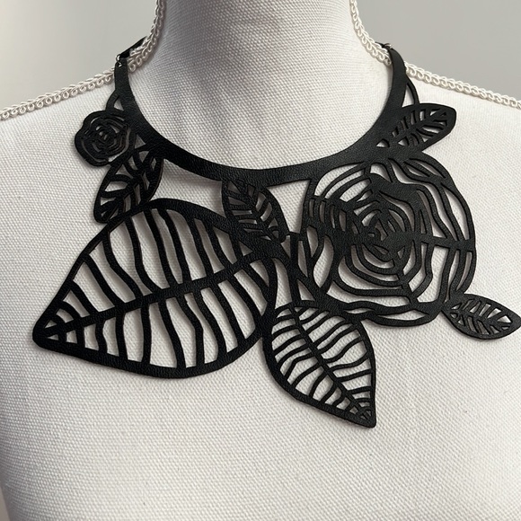 REAL LEATHER NECKLACE New never worn - Picture 4 of 5